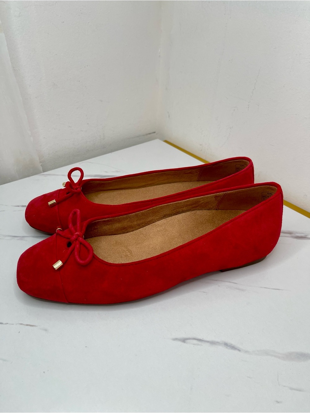 Vionic Klara Red Suede Square Toe Ballet Flats Bow Gold Hardware 10 Wide - Picture 3 of 10